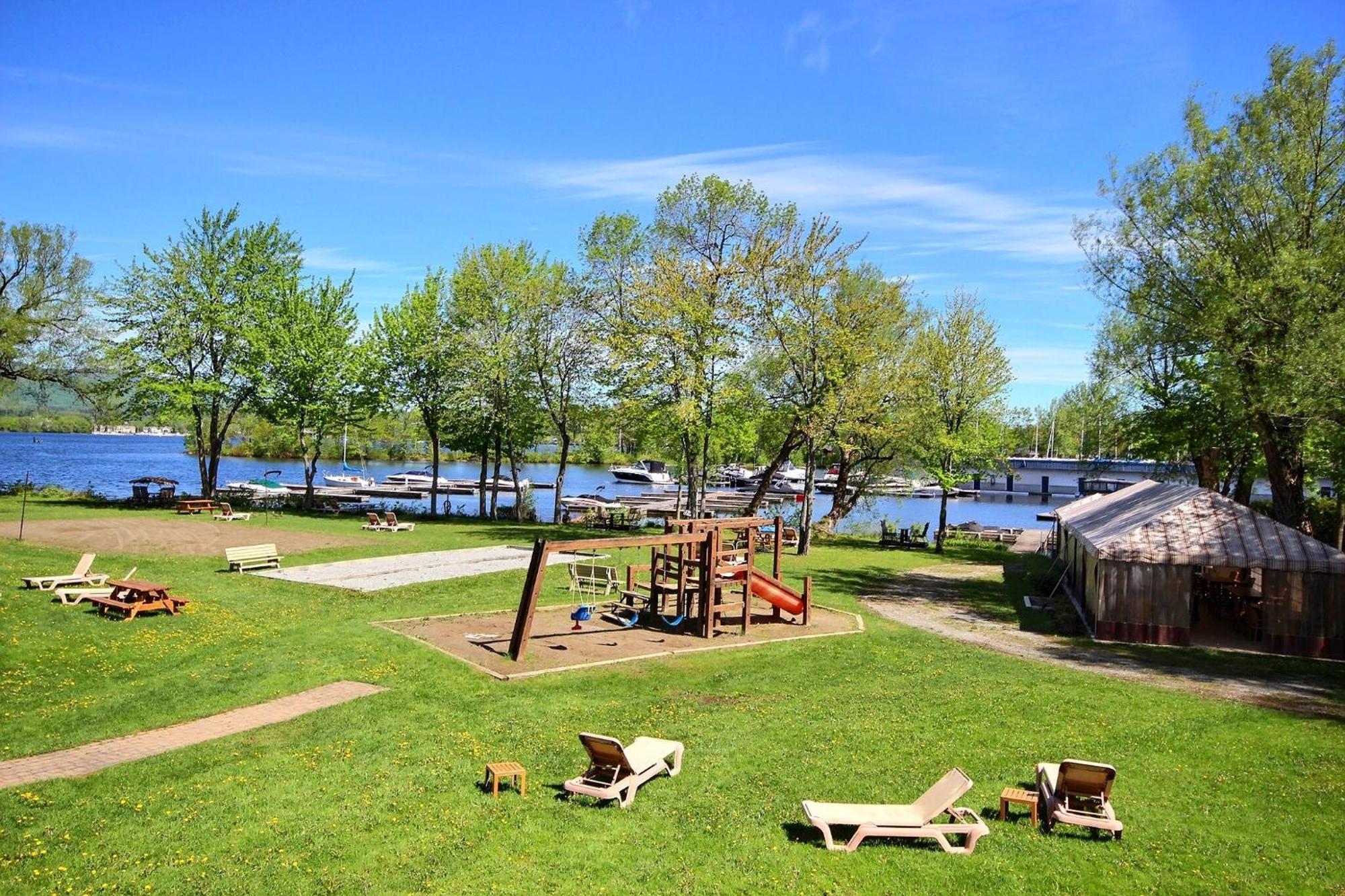 Location Tourisme Estrie - Oberge Du Village ماجوج المظهر الخارجي الصورة